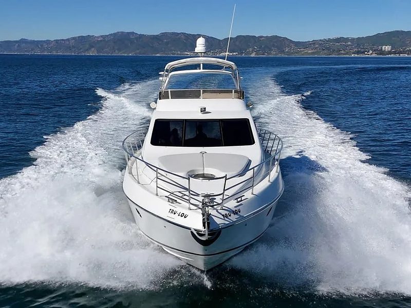 TruLou yacht - Bow Running Head on View