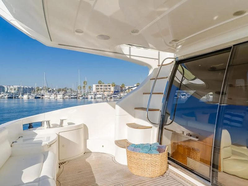 TruLou yacht - Master Stateroom Bed