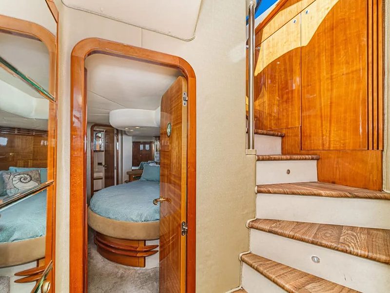 TruLou yacht - Salon Dining Area
